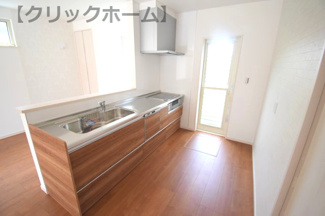 【キッチン】 | 呉市焼山中央5丁目【太陽光発電設置】全2区画　NO2 | 安心安全オール電化のエコ住宅☆IHクッキングヒーター☆凹凸がないのでお掃除もラク☆
対面式のキッチンでリビングが見渡せるので、お子様やご家族の様子が見えて安心です♪