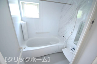 【浴室】 | 呉市焼山中央5丁目【太陽光発電設置】全2区画　NO2 | ゆったりした浴槽は、足を伸ばしてゆったり湯船につかることができます。
浴室暖房換気乾燥機付きで雨や夜のお洗濯に大活躍です♪