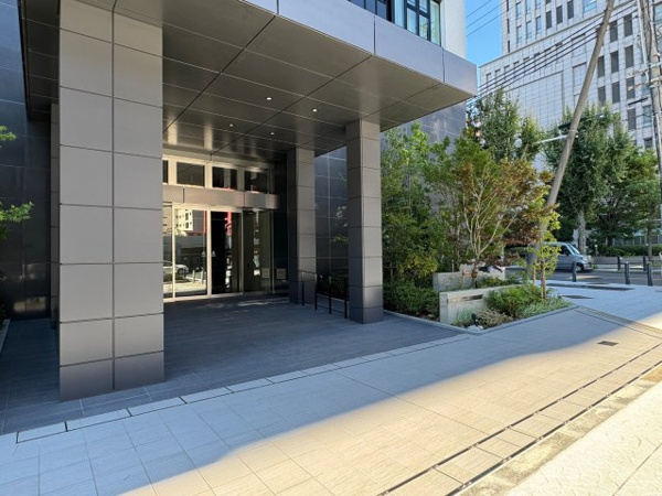  | 【エントランス外観】重厚感のある庇が印象的なエントランスアプローチ！両サイドには潤い豊かな植栽も！