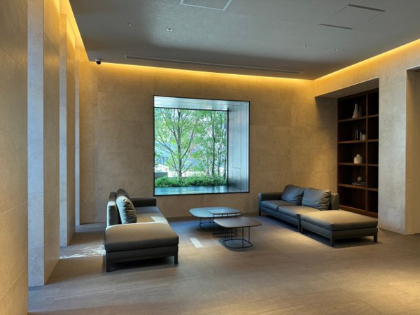 【ロビー】 | 【ラウンジ】エントランスホールに併設のラウンジです。インテリアにはカンディハウスの家具を採用！