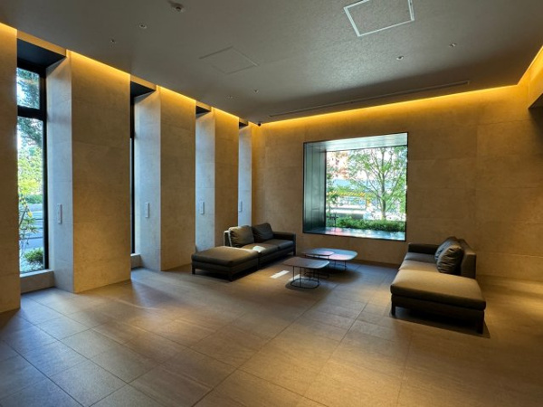 【ロビー】 | 【ラウンジ】窓を額縁のように見立てたピクチャーウィンドウ。そこから覗く緑が、四季折々の表情に変化。