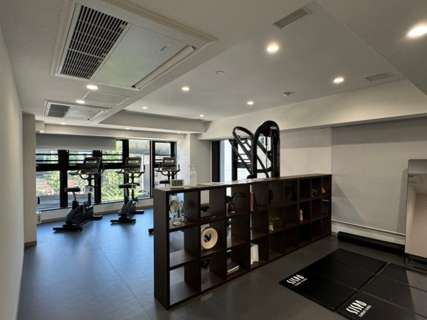 【その他共用部分】 | 【フィットネスルーム】3階にございます！東急オアシススポーツ監修。ヨガなどに使えるマット敷のスペースも。