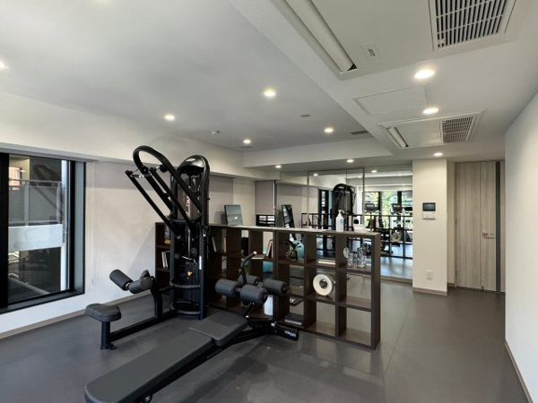 【その他共用部分】 | 【フィットネスルーム】エアロバイクなど、人気のマシンを複数設置！マンション内で気軽にエクササイズ☆