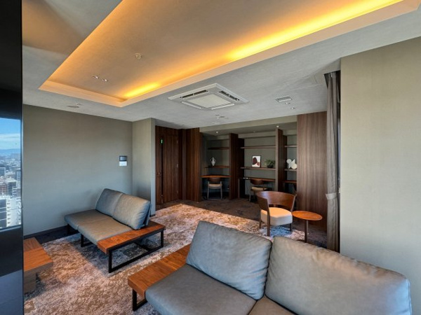 【ロビー】 | 【スカイラウンジ】シックで上品なインテリアで構成された、ラグジュアリーホテルのようなラウンジ！