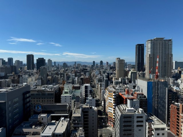 【展望】 | 【スカイラウンジからの眺望】眼下に広がる都市の煌めき。大阪の街を見晴らすダイナミックシティービュー！