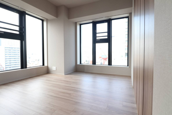 【居間・リビング】 | 【リビングダイニング】大きな窓からたくさんの陽が差し込み、お部屋全体がとても明るく、暖かみある空間◎