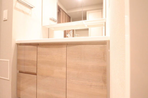 【独立洗面台】 | 【独立洗面台】鏡の裏や、下部にも収納スペースありで利便性も◎
