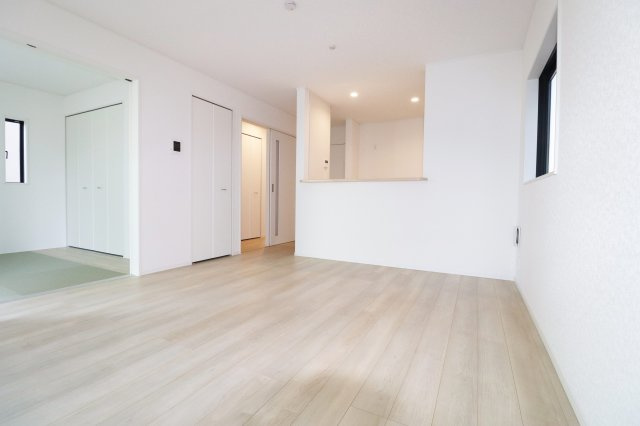 郡山市開成5丁目　　２号棟　　開成小学校、郡山第１中学区の居間・リビング