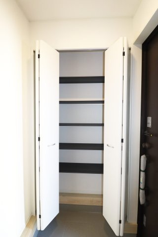 郡山市開成5丁目　　２号棟　　開成小学校、郡山第１中学区の収納|1Fホール収納♪