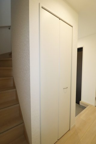 郡山市開成5丁目　　２号棟　　開成小学校、郡山第１中学区の収納|1Fホール収納♪