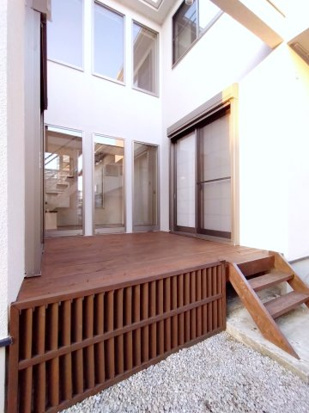 川崎市宮前区犬蔵一丁目戸建の庭|ウッドデッキ
