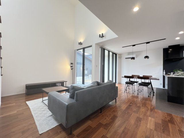 古閑中町戸建の居間・リビング