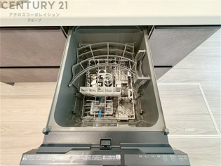 手洗いに比べて時間や労力を節約できることです。また、高温のお湯で洗浄されるため、雑菌や細菌を殺菌する効果もあります。さらに、乾燥機能があるため、手で拭く手間も省け衛生的に保管できます。
