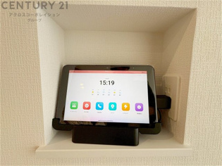 訪問者が来たときにテレビ画面で確認できるため、安心してドアを開けられます。録画機能があるものもあり、留守中に来訪者を記録しておくことができます。利便性が高く、セキュリティ面でも安心です。
