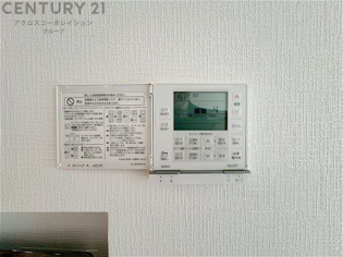 床暖房は、効率的な暖房システムであり、床からの温かさが快適な環境を提供します。床全体が均一に暖まり足元からの暖かさが感じられます。また空気の循環が少ないため、ホコリやアレルゲンの拡散を抑えます。
