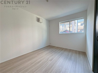 明るい色合いのフローリングとクロスを使用した洋室は家具やインテリアとも調和しやすく空間が広く感じられ開放感を生み出します。自然光を効果的に反射し、室内を明るく保つため、日中の照明使用を抑えられます。
