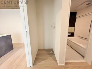 洗濯物の仕分け作業がしやすく、整理整頓が容易になります。洗濯音や湿気を他の部屋に持ち込まず、生活環境を快適に保ちます。上部を活用すれば収納スペースを確保でき洗剤や洗濯用品の整理もしやすくなります。
