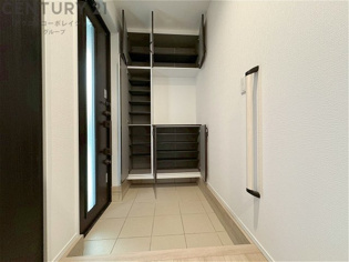 大きな玄関収納付きの玄関です　家族皆様の履物をしっかり収納できます
