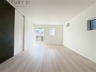 南向きの居間リビングは、豊かな自然光が差し込み一日中明るく快適。開放感と温もりに包まれる心地よい空間です。
