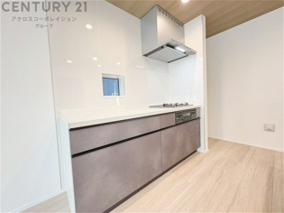 壁付けシステムキッチンはスペースの最大限の有効活用が可能で、動線がスムーズになり調理や準備が快適で効率的に行えます。収納スペースや吊り戸棚が設けられ、調理器具や食器類をスマートに収納できます。
