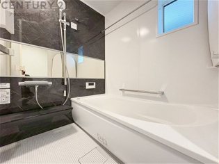 ユニットバスは省スペースでありながら、シンプルな設計と使いやすさを備え、簡便なメンテナンスが可能です。大きな窓付きで換気にも便利です。またミラー・小物置き場もあり便利です。
