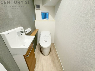 温水洗浄便座付トイレは温水洗浄機能により、暖かい水でおしりを洗浄することができ、冷たい水を使う従来の便座に比べ、温水洗浄機能で暖かいトイレを提供し、快適な使用を可能にします。
