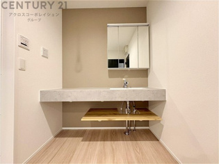 化粧品や洗顔料、歯ブラシなどの必需品をまとめて置ける収納スペースがあり、使用するたびに取り出す手間が省けます。また、水回りのため、濡れても大丈夫な素材が使用されており、お手入れが簡単です。
