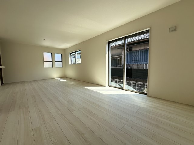 海老名市東柏ケ谷5丁目  1号棟の居間・リビング