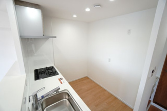 【キッチン】 | 【上質リフォーム】ファミール江波公園リバーサイド参番館 | 【キッチンスペース】
L字型だったキッチンを、リビングに面した明るい対面キッチンにリフォーム！
扱いずらい吊戸棚と、キッチンを暗くする要因の袖壁は撤去！
扉の色味でナチュラルヴィンテージ感を創出！