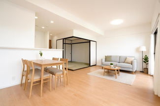 【居間・リビング】 | 【上質リフォーム】ファミール江波公園リバーサイド参番館 | 【約14.4帖LDK】
デザインリフォームされた室内は
良い雰囲気になっております。
リノベーションで付加価値をプラスし、
ただの『住まい』ではなく『癒しのある空間』
に仕上がっております♪