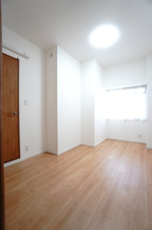 【洋室】 | 【上質リフォーム】ファミール江波公園リバーサイド参番館 | 【洋室約5.6帖】
心と体をゆったりと安らげる主寝室。
寝室のゆとりが大きい分だけ、
暮らしの安らぎは深まります。
一日の疲れを癒すだけでなく、
ご夫婦の親密な語らいを紡ぎ出します。