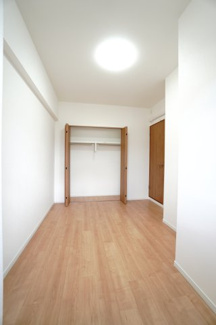 【洋室】 | 【上質リフォーム】ファミール江波公園リバーサイド参番館 | 【洋室約5.6帖】
どんな家具や敷物でも部屋に馴染みやすく、
コーディネートがし易そうですね。
配置も柔軟に対応できるので身の回りの整理もし易い！
自分好みの空間に出来そうですね！