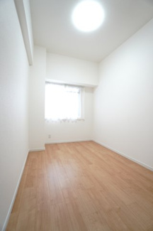 【洋室】 | 【上質リフォーム】ファミール江波公園リバーサイド参番館 | 【洋室約4.7帖】
居室にはクローゼットを完備。
自由度の高い家具の配置が叶うシンプルな空間です。
お子様の成長と人数と共に必要になる
子供部屋にもぴったりの間取りですね。