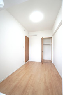 【洋室】 | 【上質リフォーム】ファミール江波公園リバーサイド参番館 | 【洋室約4.7帖】
こども部屋をコーディネート！このぐらいの広さがあれば、 
お子さんの好きな色やモチーフを使ったコーディネートで、
勉強もお片付けも全部楽しいお気に入りの空間にしていけそうですね！