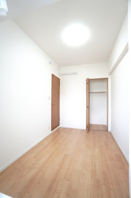 【洋室】 | 【上質リフォーム】ファミール江波公園リバーサイド参番館 | 【洋室約4.7帖】
こども部屋をコーディネート！このぐらいの広さがあれば、 
お子さんの好きな色やモチーフを使ったコーディネートで、
勉強もお片付けも全部楽しいお気に入りの空間にしていけそうですね！