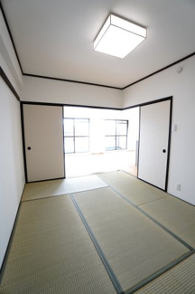 【和室】 | 【上質リフォーム】ファミール江波公園リバーサイド参番館 | 【Japanese-style room】
リビングに隣接した和室。
冬はコタツを置いたり、優しい畳の感触は
赤ちゃんのお昼寝にもぴったり！
居室スペースとしてだけでなく、客間としても活用できます。