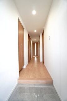 【玄関】 | 【上質リフォーム】ファミール江波公園リバーサイド参番館 | 【玄関ホール】
人を迎え入れる最初の場所だからこそ、
清潔感があり纏まった空間にして頂ける様に
ニッチ風シューズBOXを設置。
照明はオートライト。消し忘れや
出入りが暗くならなく済みます！