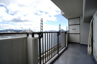 【バルコニー】 | 【上質リフォーム】ファミール江波公園リバーサイド参番館 | 【バルコニー】
リビング全面が接するワイドバルコニー。
前面の建物が邪魔することなくよく陽が当たり、お洗濯物もすぐ乾きそう！
この位の広さがあると、エアコン室外機を置いても十分なスペースを保てます。