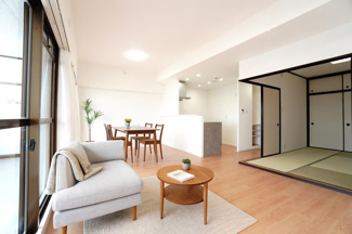 【居間・リビング】 | 【上質リフォーム】ファミール江波公園リバーサイド参番館 | 【約16.4帖LDK】
今回のリフォームスタイルは“ナチュラルモダン”
窓の向こうに広がる空と水の景色が、
やわらかな解放感をもたらし、
差し込む光が床をなぞり、
室内にやさしいリズムを刻みます！