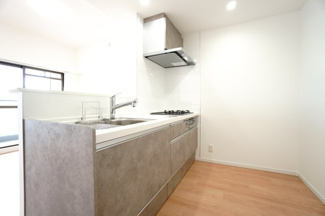 【キッチン】 | 【上質リフォーム】ファミール江波公園リバーサイド参番館 | 【キッチンスペース】
今回のキッチンは料理をすることが楽しみになる心地よさで
家族みんなが使いたくなるようなワクワクいたします。
また、リビングから手元が見えないように配慮されたデザインも嬉しい♪