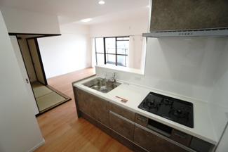 【キッチン】 | 【上質リフォーム】ファミール江波公園リバーサイド参番館 | ☆キッチンの特徴☆
・クリナップ社製
・アクリストンワークトップ
・浄水器一体型ハンドシャワー水栓
・一度に5人分食器洗い乾燥機は後付け可能
・フラットスリムレンジフード
・換気扇幕板が他の面材と同色