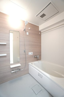 【浴室】 | 【上質リフォーム】ファミール江波公園リバーサイド参番館 | 【バスルーム】
TOTO社製RWシリーズは
「ゆるリラ浴槽」「カラリ床」で独自の技術によりバスタイムを
よりよく演出してくれます！
更に、浴室暖房乾燥機が標準設備！
お手入れが楽なシステムバスです。