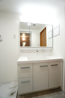 【独立洗面台】 | 【上質リフォーム】ファミール江波公園リバーサイド参番館 | 【コスメカウンター】
LIXIL社製!
キレイアップカウンターが特徴の本商品は、
継ぎ目等が少なく、上から吐水の水栓なので、
水がたまりにくくお手入れ楽々です。
3面鏡裏やボウル下の収納も使いやすい！