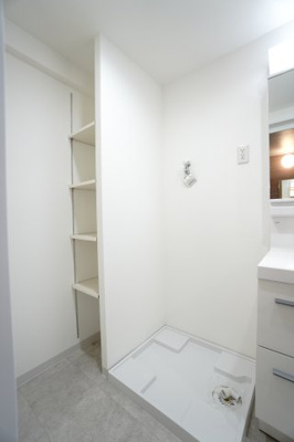 【独立洗面台】 | 【上質リフォーム】ファミール江波公園リバーサイド参番館 | 【パウダールーム】
装着が楽なワンタッチ式の給水栓！
洗濯機置場はドラム式の洗濯機も入るサイズですが、
お手持ちのサイズが入るか要確認です！
横には可動式の棚もあるので便利ですね。