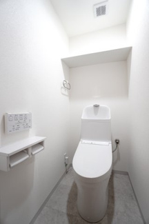 【トイレ】 | 【上質リフォーム】ファミール江波公園リバーサイド参番館 | 【レストルーム】
TOTO社製！
きれいをまもるせいけつトイレ！
お掃除はサッとひとふきで完了！
少ない水で、汚れをしっかり洗い流します。
ツインペーパーホルダーなので、
もしもの時も慌てない！！