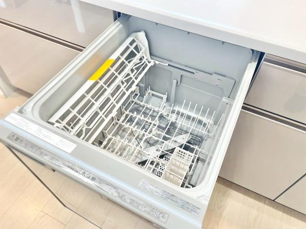 【キッチン】 | S.J.Cレジデンス | 食器洗乾燥機付きで家族の食器もピカピカ。後片付けもラクラクこなせて、日々の生活には欠かせない便利設備。環境にもママの手にも優しいのがうれしいですね。