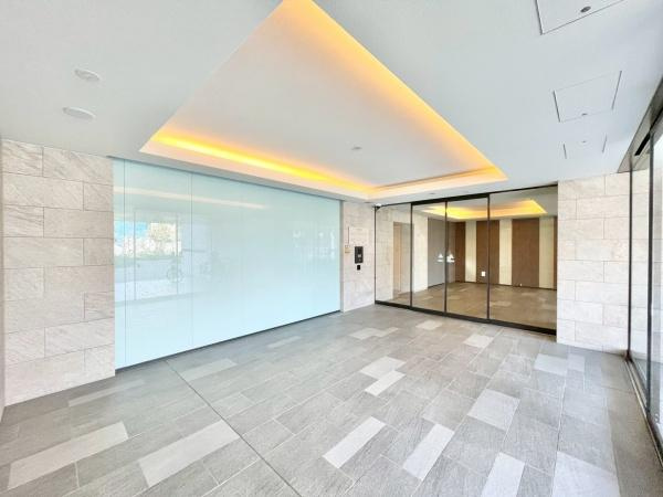 【エントランス】 | S.J.Cレジデンス | 流行に左右されず、将来にわたって価値が継続する「上質」な佇まい。おしゃれな雰囲気や自然の潤い、親しみやすさといった暮らしを豊かにしてくれる住空間です。