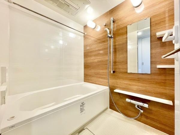 【浴室】 | S.J.Cレジデンス | アクセントパネルで落ち着きのある雰囲気を演出♪毎日の疲れを癒やすバスタイムを。