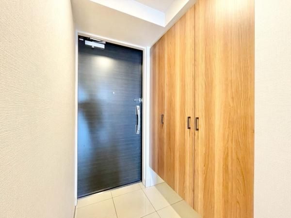 【玄関】 | S.J.Cレジデンス | 玄関も明るいです。大きな下駄箱もあり収納力・清潔感がGOODです。