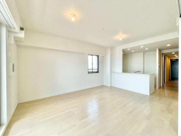 【居間・リビング】 | S.J.Cレジデンス | ここにはみんなが集い、食事と楽しい会話が始まる。話に夢中になりすぎて、ついつい時を忘れてしまう。そんな束の間の幸せを感じさせてくれる場所。